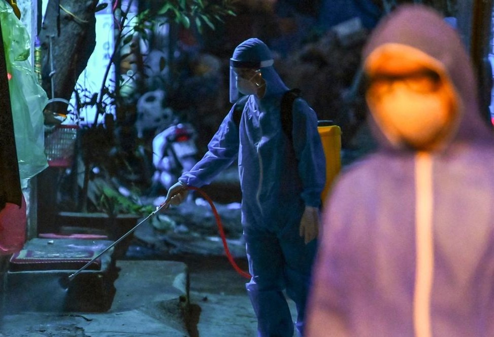 Nguoi phu nu bi cach ly vi den khu phong toa giao banh cuon hinh anh