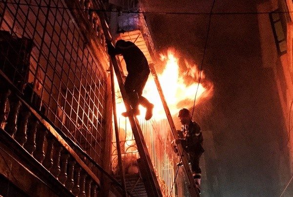 Cuu 3 nguoi ket trong can nha 4 tang dang boc chay hinh anh