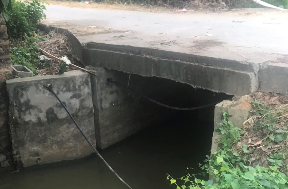 Nam sinh lop 10 tu vong duoi cong nuoc hinh anh