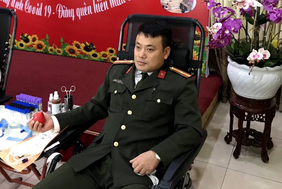 Con duoi nuoc duoc cuu, ba ngay sau bo me moi biet hinh anh