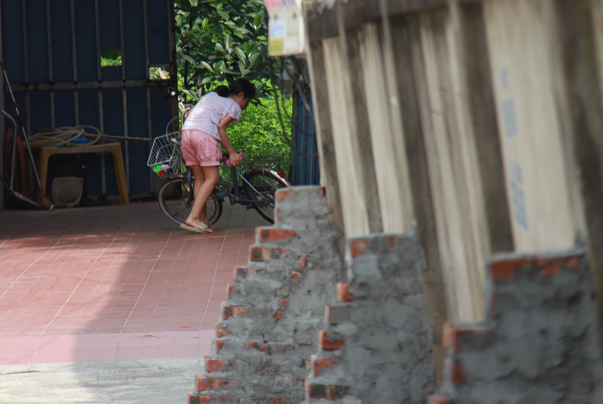 buc tuong co nguy co do sap anh 5