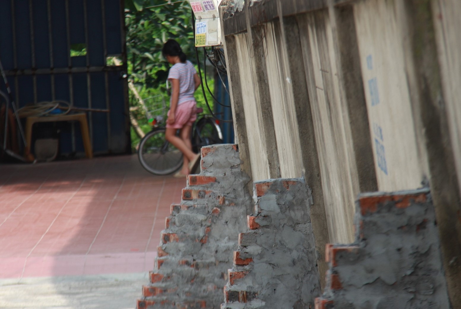 Buc tuong dai 44 m o truong tieu hoc co nguy co do sap hinh anh