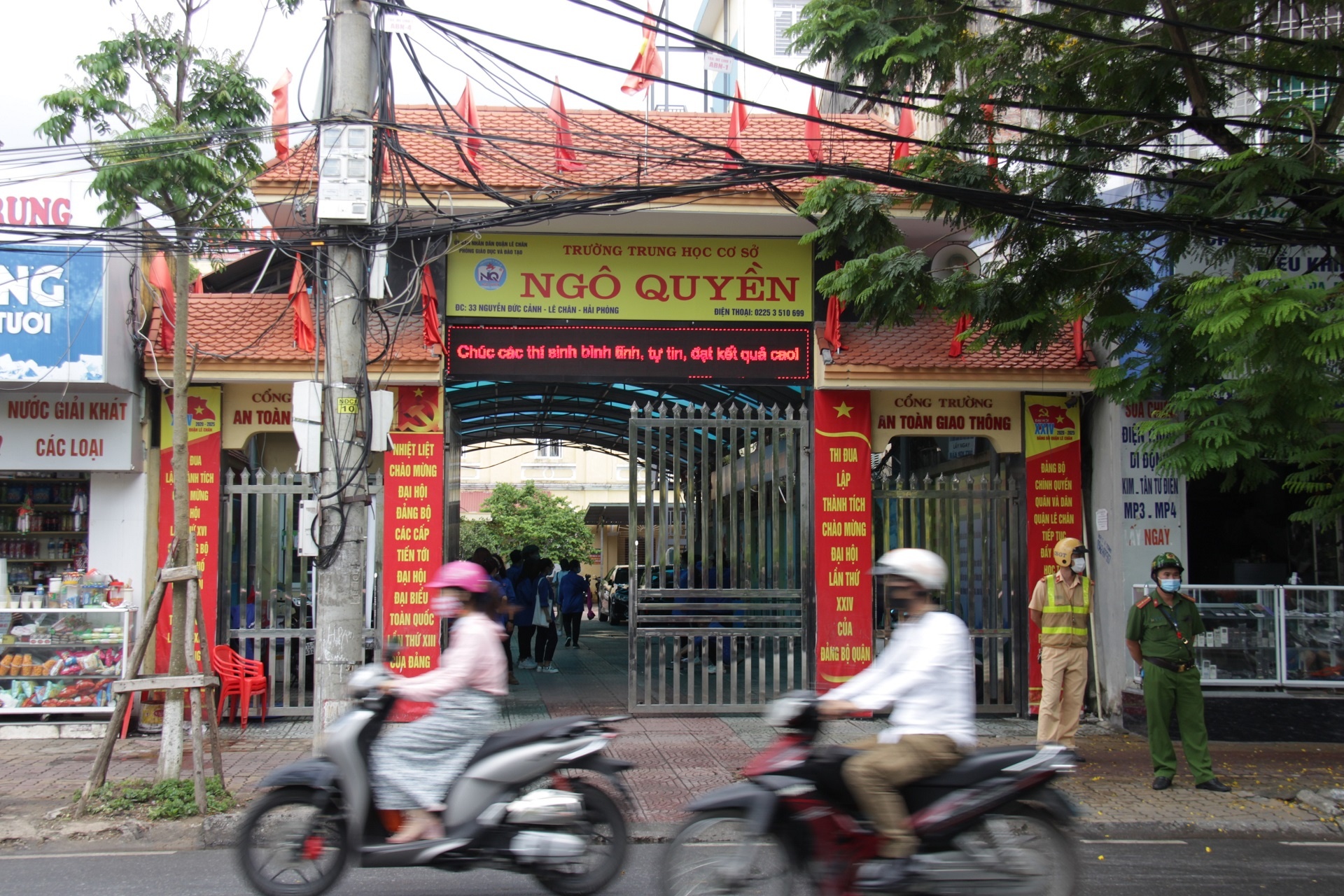 thi sinh f2 den diem thi anh 4