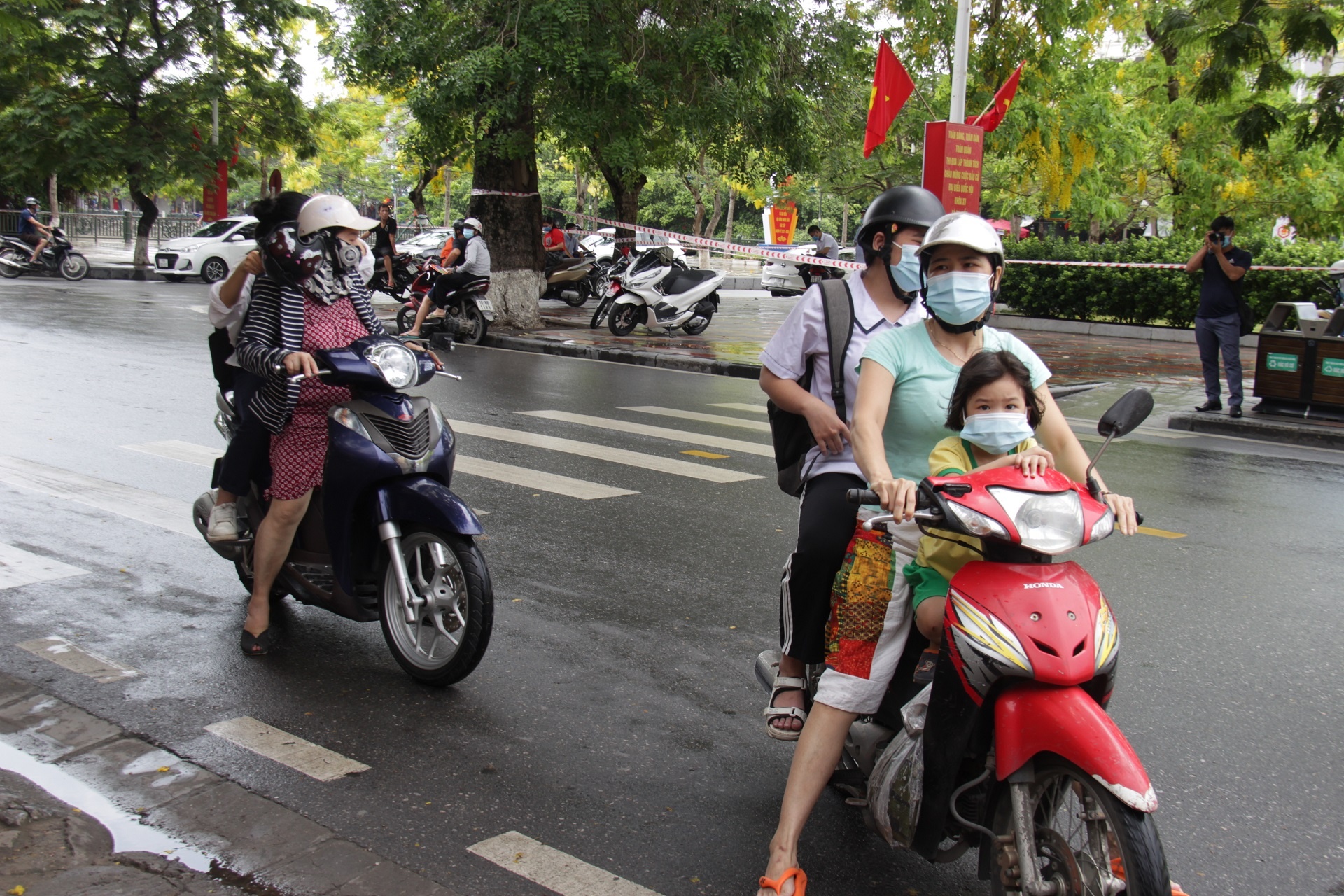 thi sinh f2 den diem thi anh 5