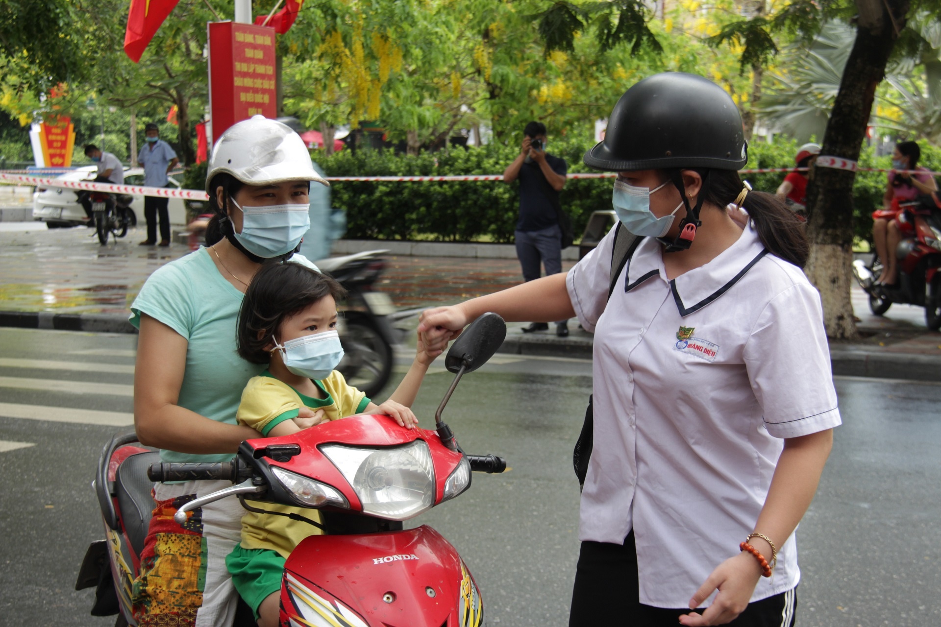 thi sinh f2 den diem thi anh 6