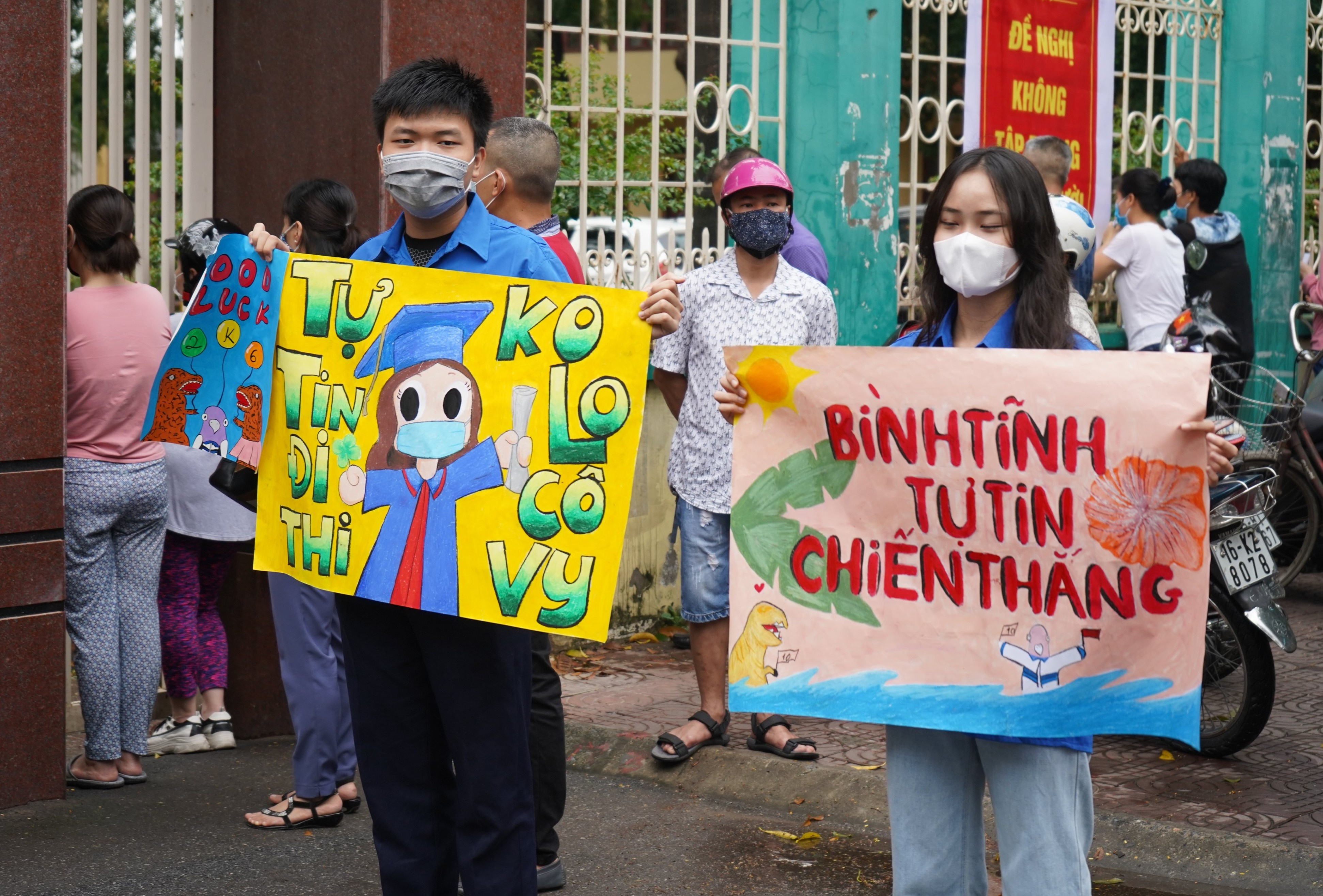 thi sinh f2 den diem thi anh 8