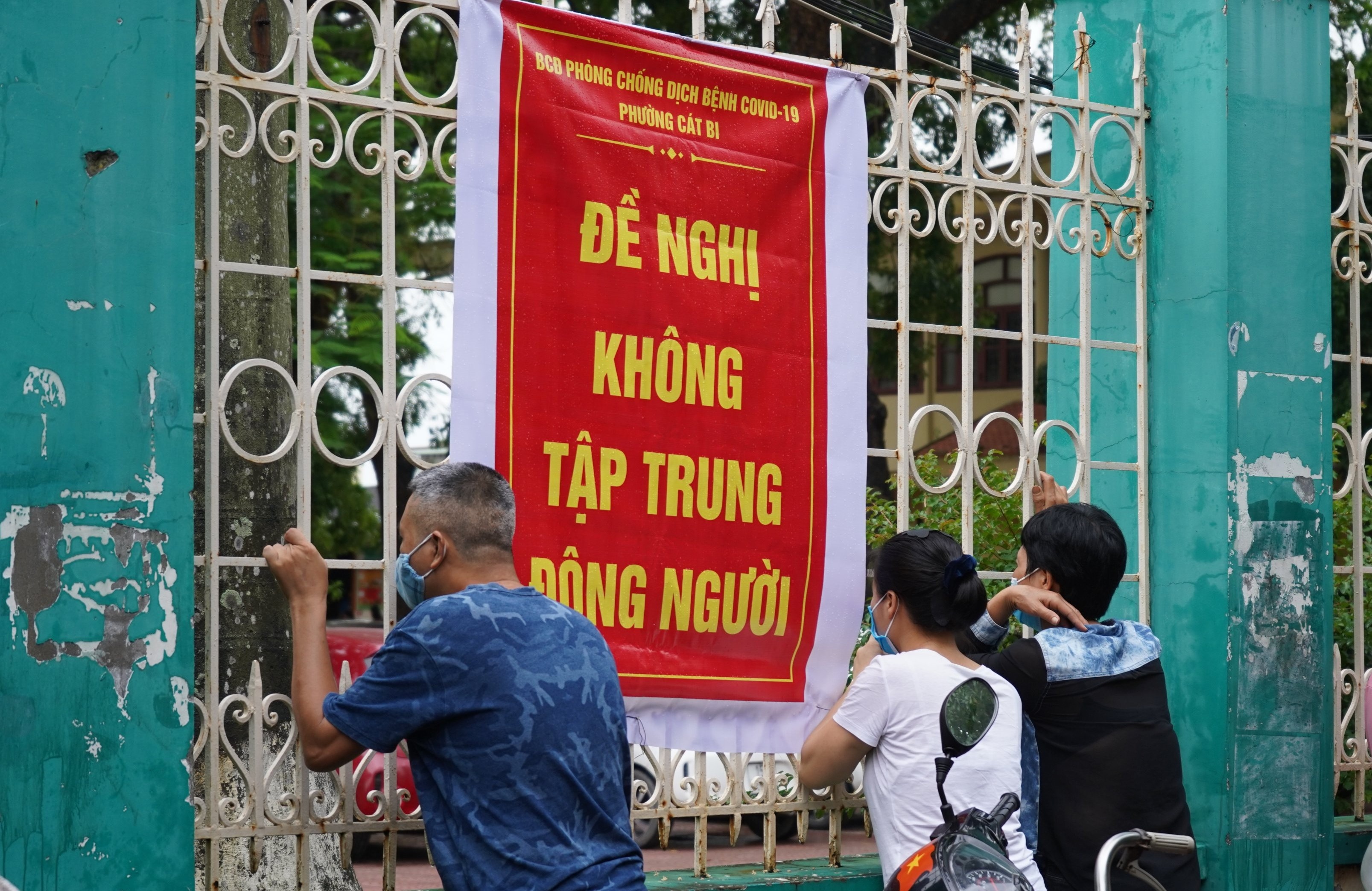 thi sinh f2 den diem thi anh 9