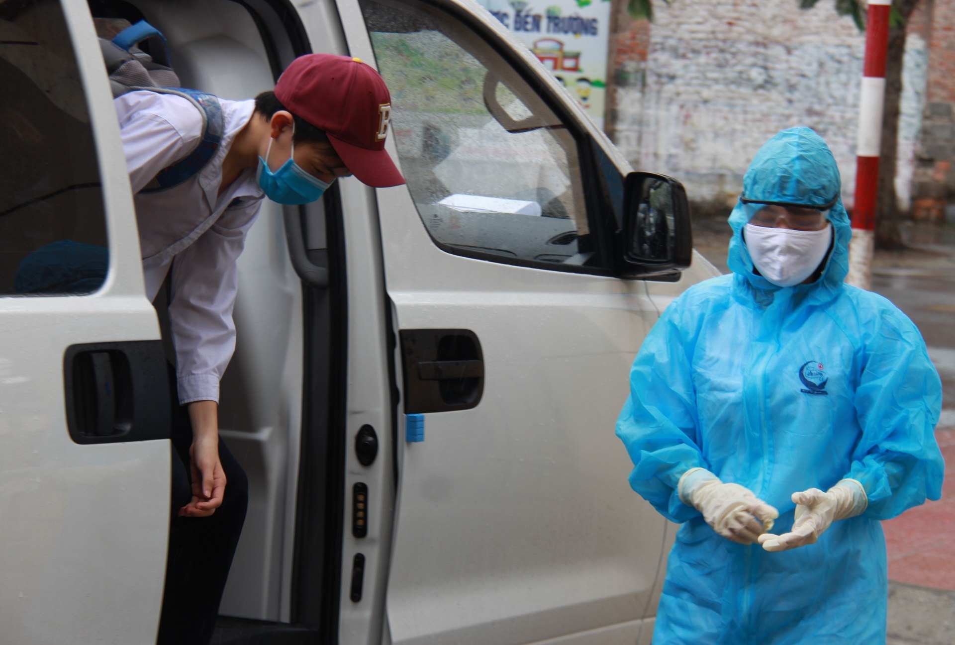 Ha Nam bung phat dich Covid-19, Thai Binh tam dung noi long hinh anh