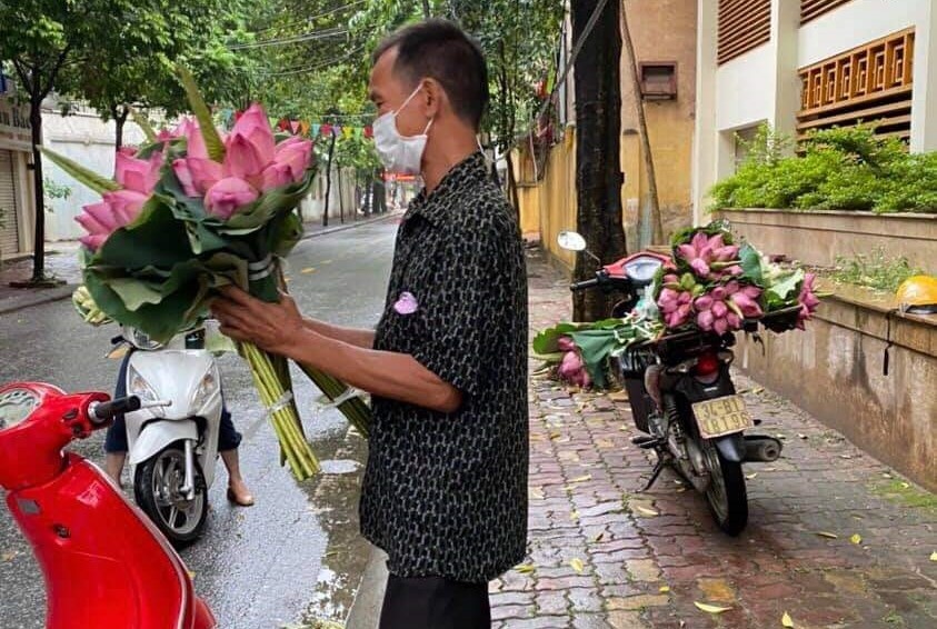 Nguoi ban hoa sen duoc tra lai 2 trieu tien phat hinh anh