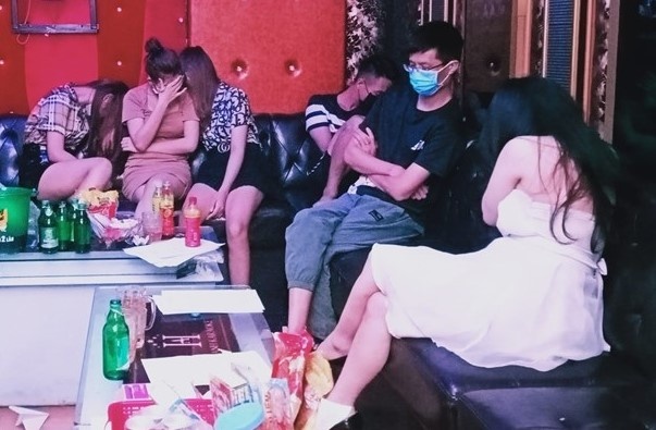 Quan karaoke mo cua cho khach vao bay lac hinh anh
