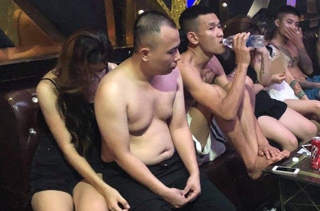 Mo tiec ma tuy mung sinh nhat trong quan karaoke hinh anh