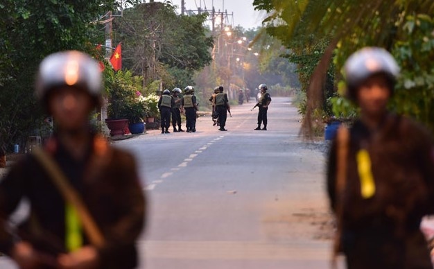 Canh sat vay bat ke mang lenh truy na dac biet nguy hiem hinh anh