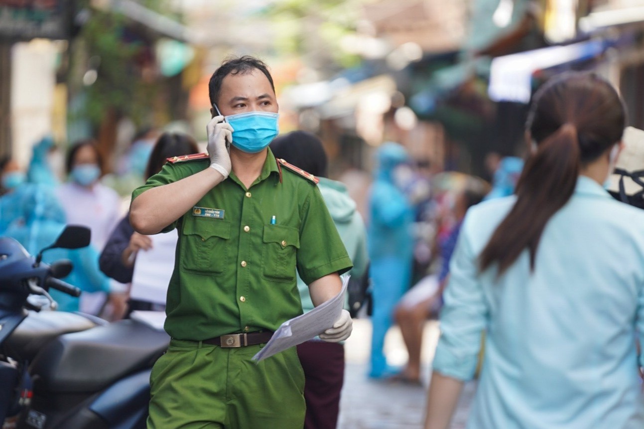 Xe khach Trung Duc chay chui 4 chuyen khien dich lay lan hinh anh