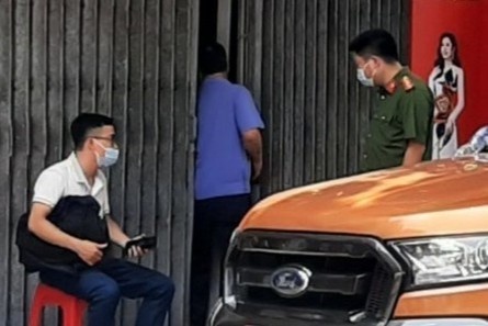 Bat nghi pham lien quan vu nguoi dan ong bi sat hai khi di doi no hinh anh