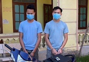 Hai ten cuop rut bom kim tiem chong tra canh sat hinh anh