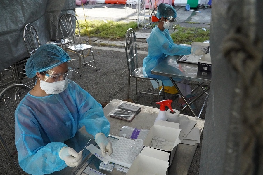 Ngay dau xet nghiem nhanh nCoV tai cua ngo Hai Phong hinh anh