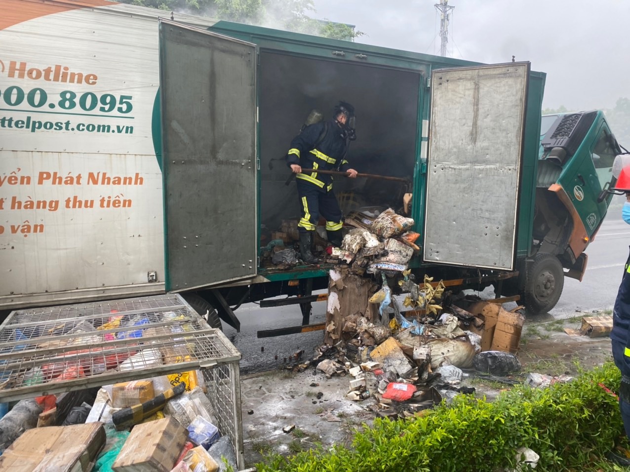 xe cho buu pham chay anh 2