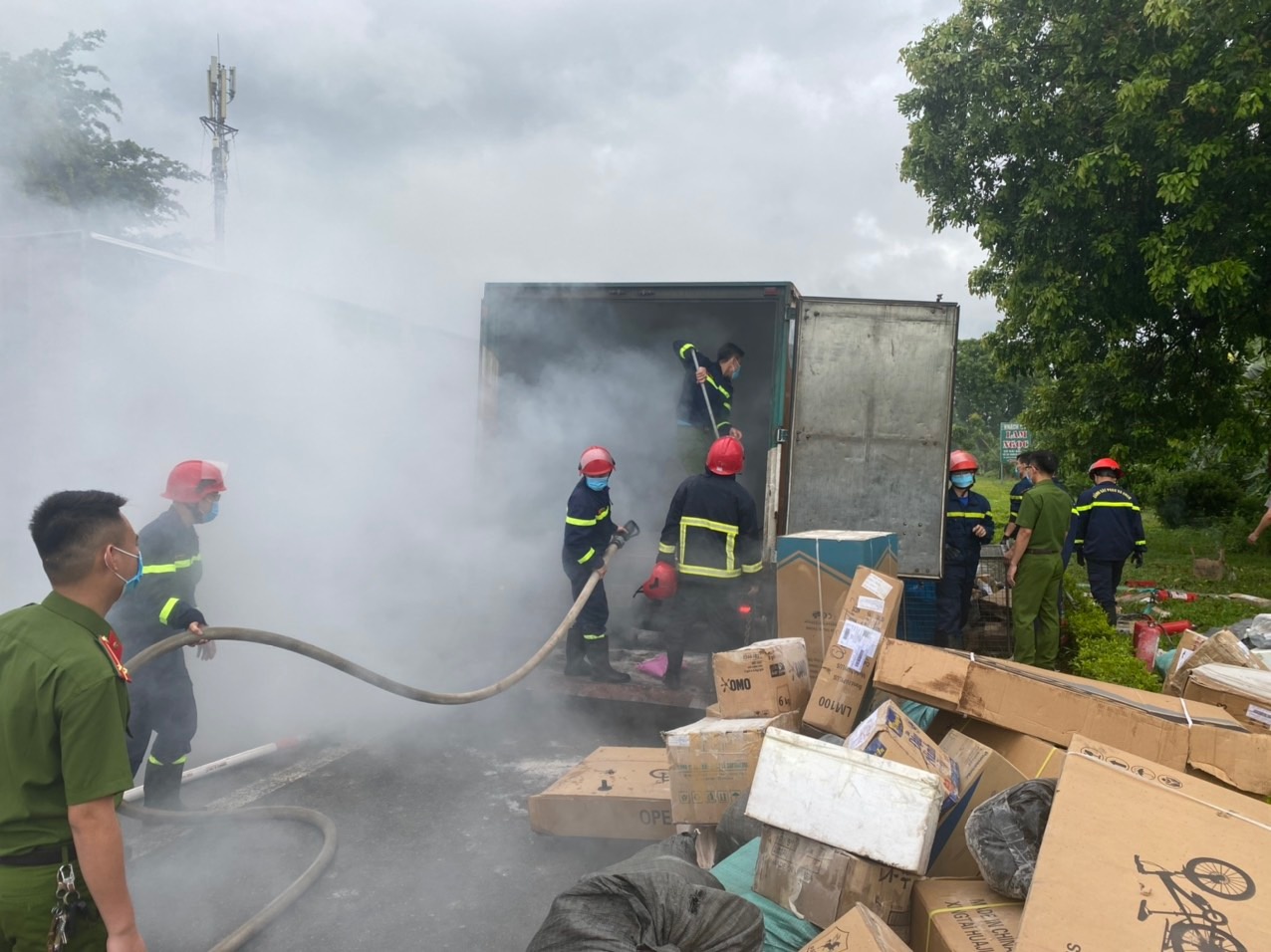 xe cho buu pham chay anh 1