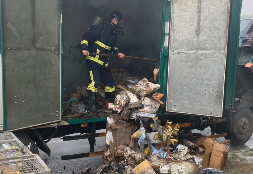 Xe cho buu pham boc chay tren quoc lo 1 hinh anh