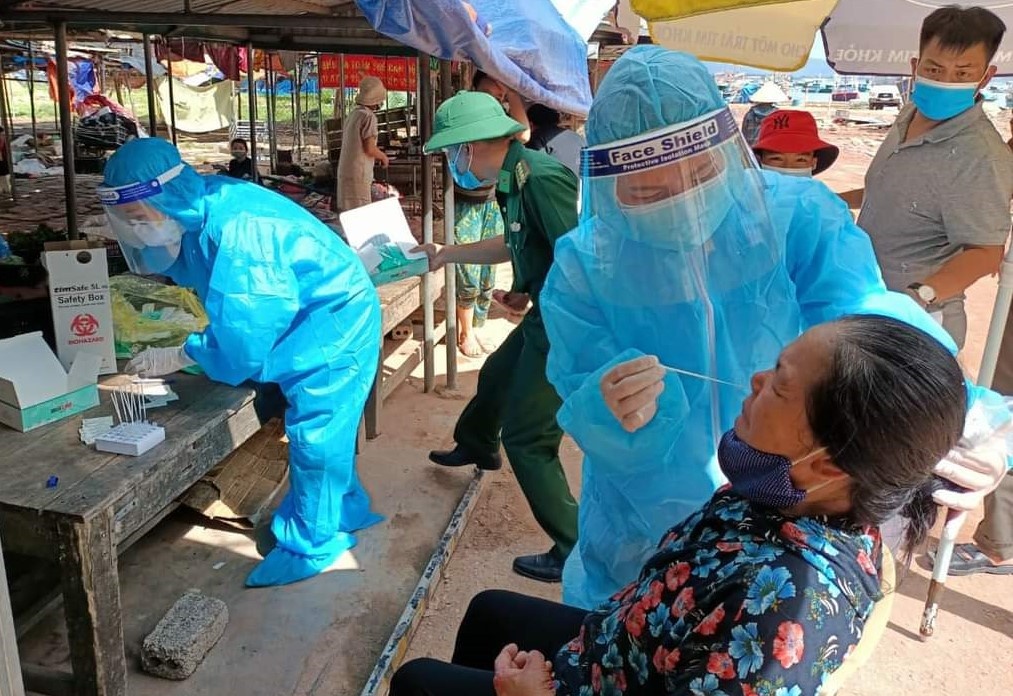 Truong tram y te bi ky luat vi lo la chong dich Covid-19 hinh anh