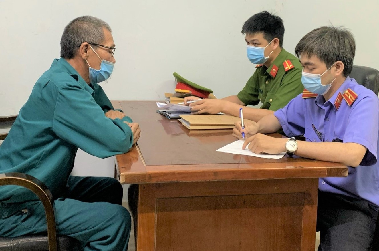 Chu tich xa bi tong tien 400 trieu dong hinh anh