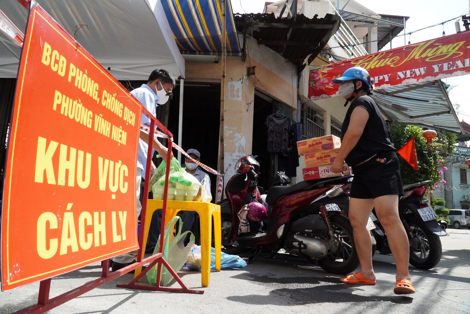 yeu cau dan khong ra khoi nha anh 1