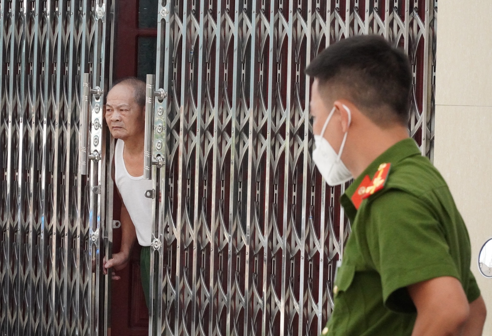 yeu cau dan khong ra khoi nha anh 2