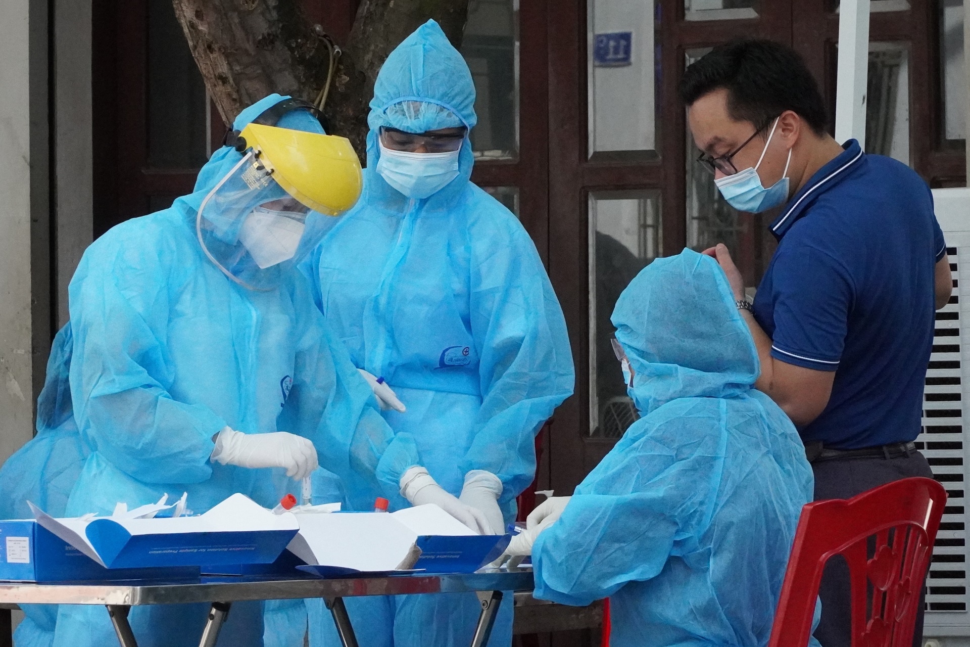 Hai Phong phong toa, xet nghiem 200 nguoi lien quan ca duong tinh nCoV hinh anh