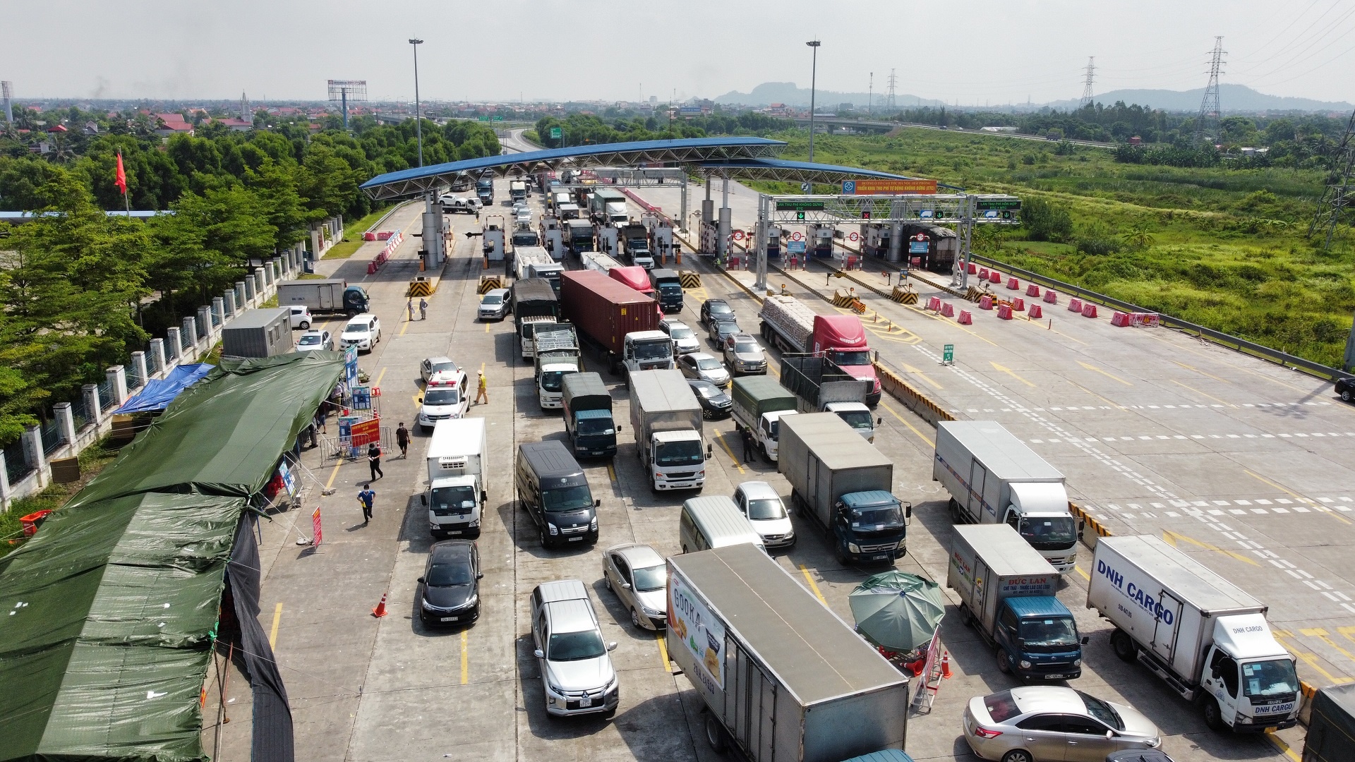 Hai Phong cho taxi don nguoi cach ly anh 1