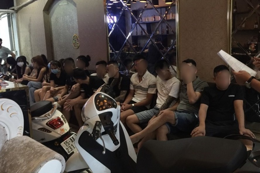 karaoke lén lút mở cửa ảnh 1 karaoke len lut mo cua anh 1