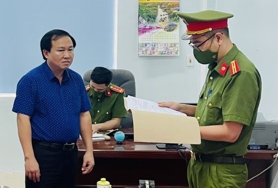 Can bo kho bac bi bat tam giam hinh anh