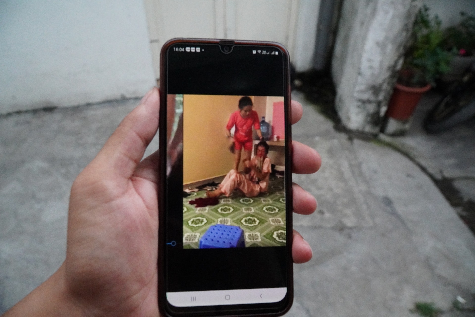 nhom nguoi danh hoi dong khai gi anh 1