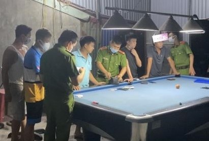 Tu tap danh bida, 5 nguoi bi phat hinh anh