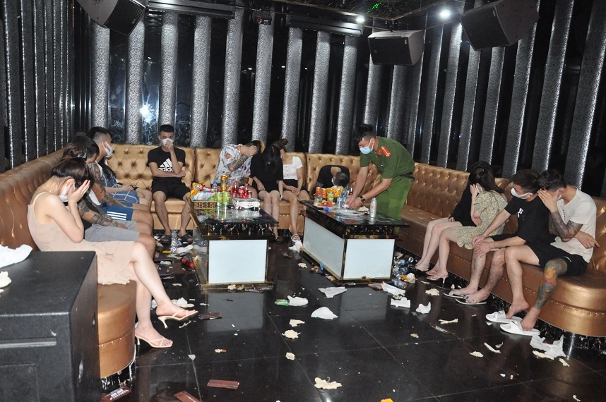 bay lắc trong karaoke ảnh 2 bay lac trong karaoke anh 2