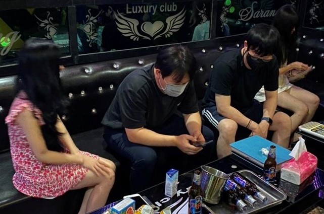 Nu nhan vien quan karaoke tiep khach nuoc ngoai trong dot dich hinh anh