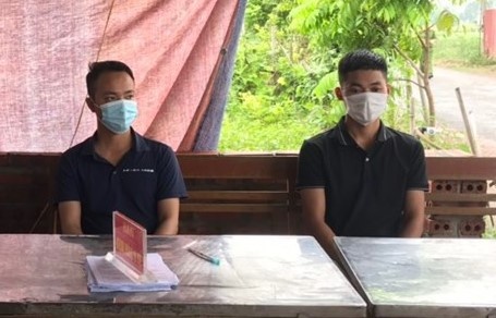 Nhom nguoi xuc pham cong an tai chot kiem dich Covid-19 hinh anh