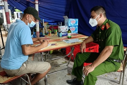4 nguoi dung giay xet nghiem Covid-19 gia de qua chot kiem dich hinh anh