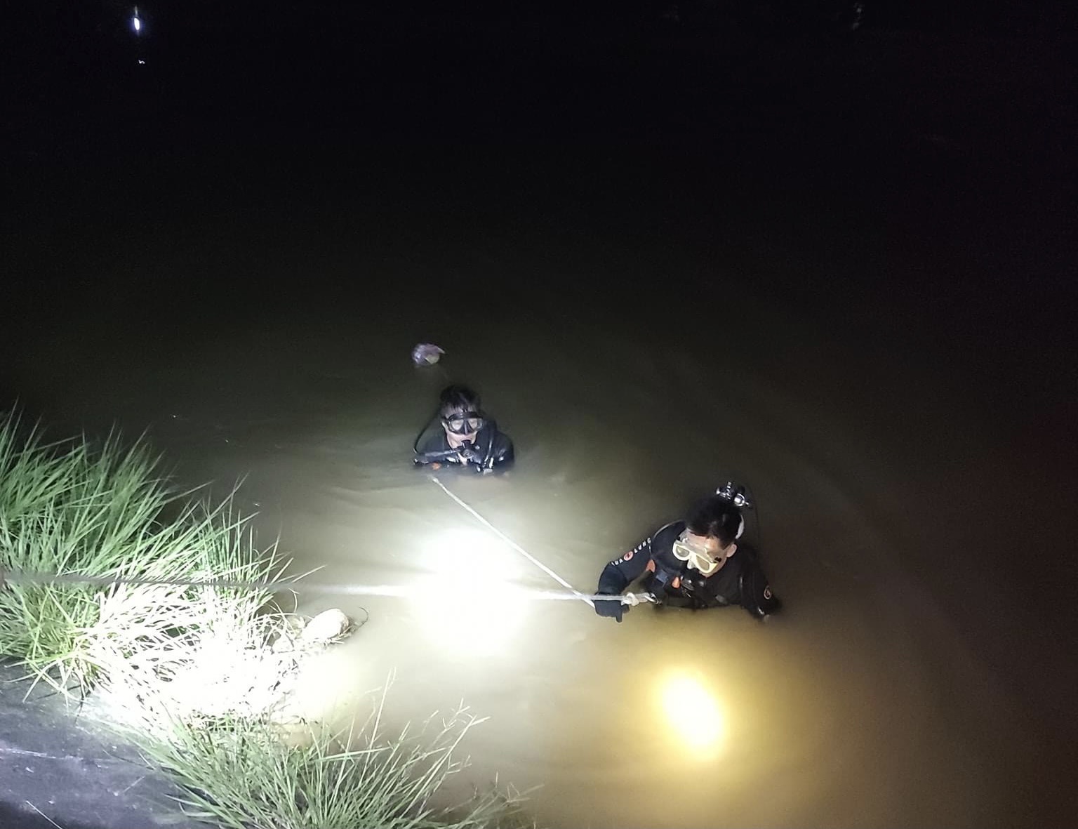 canh sat tim kiem 2 nguoi mat tich anh 1