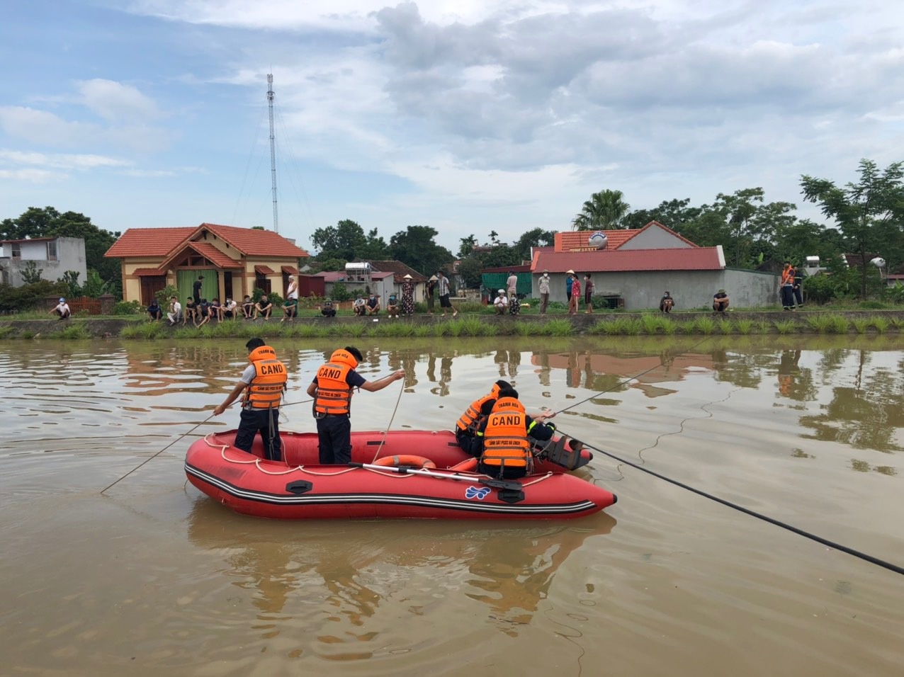 canh sat tim kiem 2 nguoi mat tich anh 2