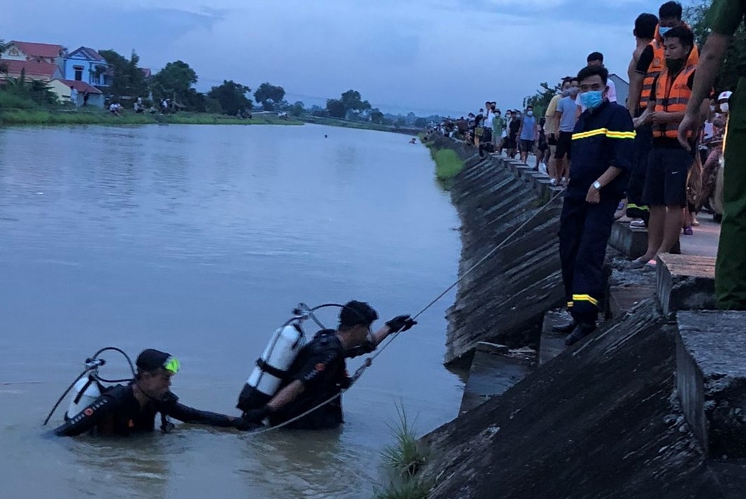 2 nguoi mat tich khi tam kenh hinh anh