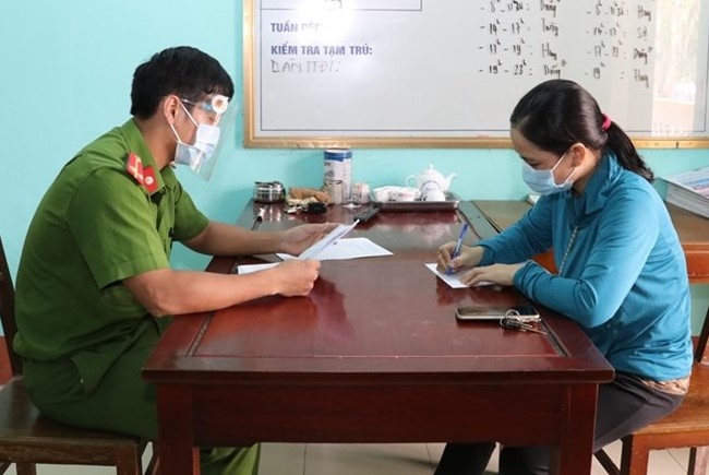 Can bo truong hoc sua giay xet nghiem Covid-19 de qua chot kiem dich hinh anh