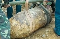 Phat hien qua bom nang 350 kg khi dao mong nha hinh anh