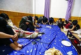 23 nam, nu tu tap trong mot phong nghi hinh anh