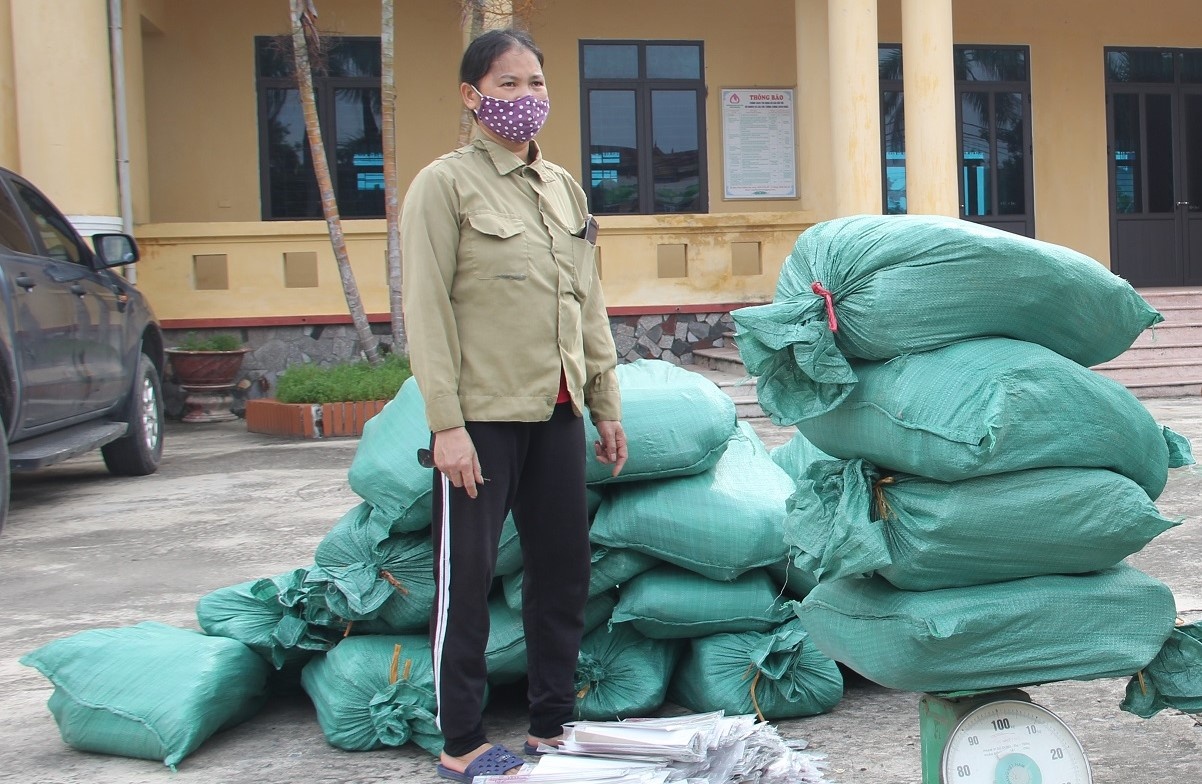 Nguoi phu nu van chuyen gan 300 kg phao hinh anh