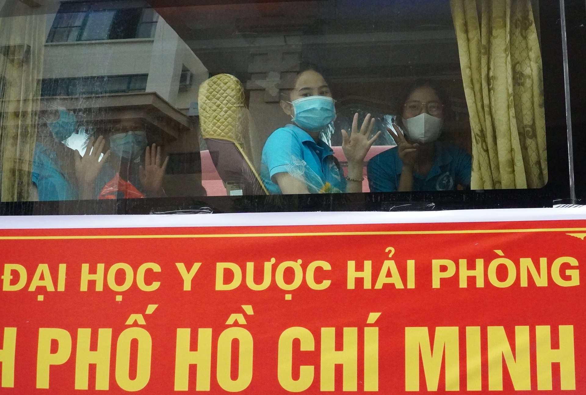 208 can bo, sinh vien DH Y Duoc Hai Phong vao TP.HCM chong dich hinh anh