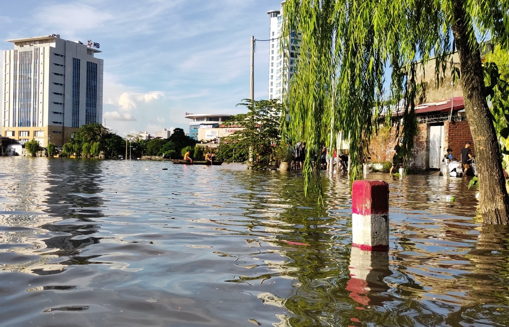 Hai chi em duoi nuoc sau tran mua lon o Hai Phong hinh anh