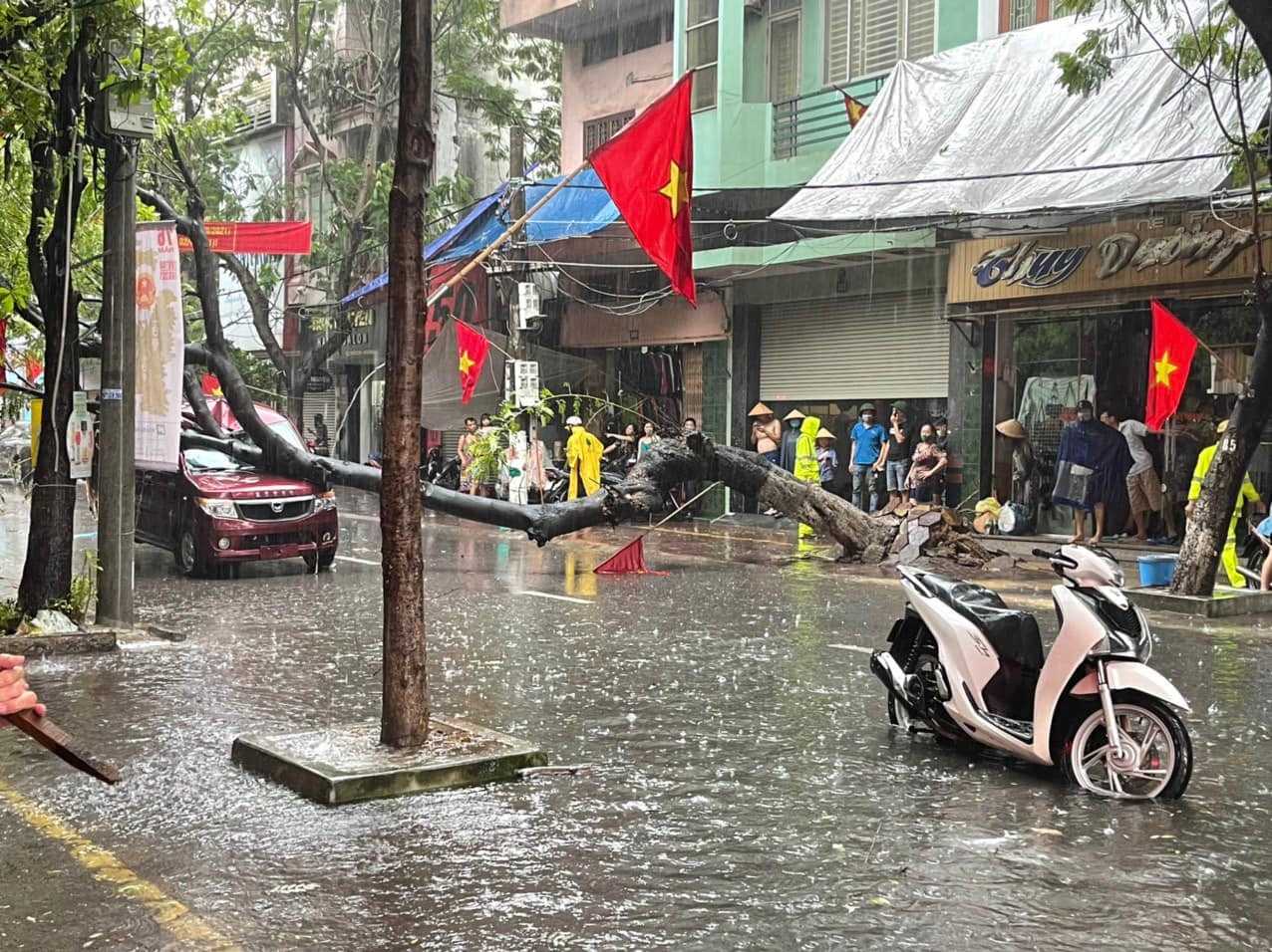 duong pho Hai Phong ngap anh 5