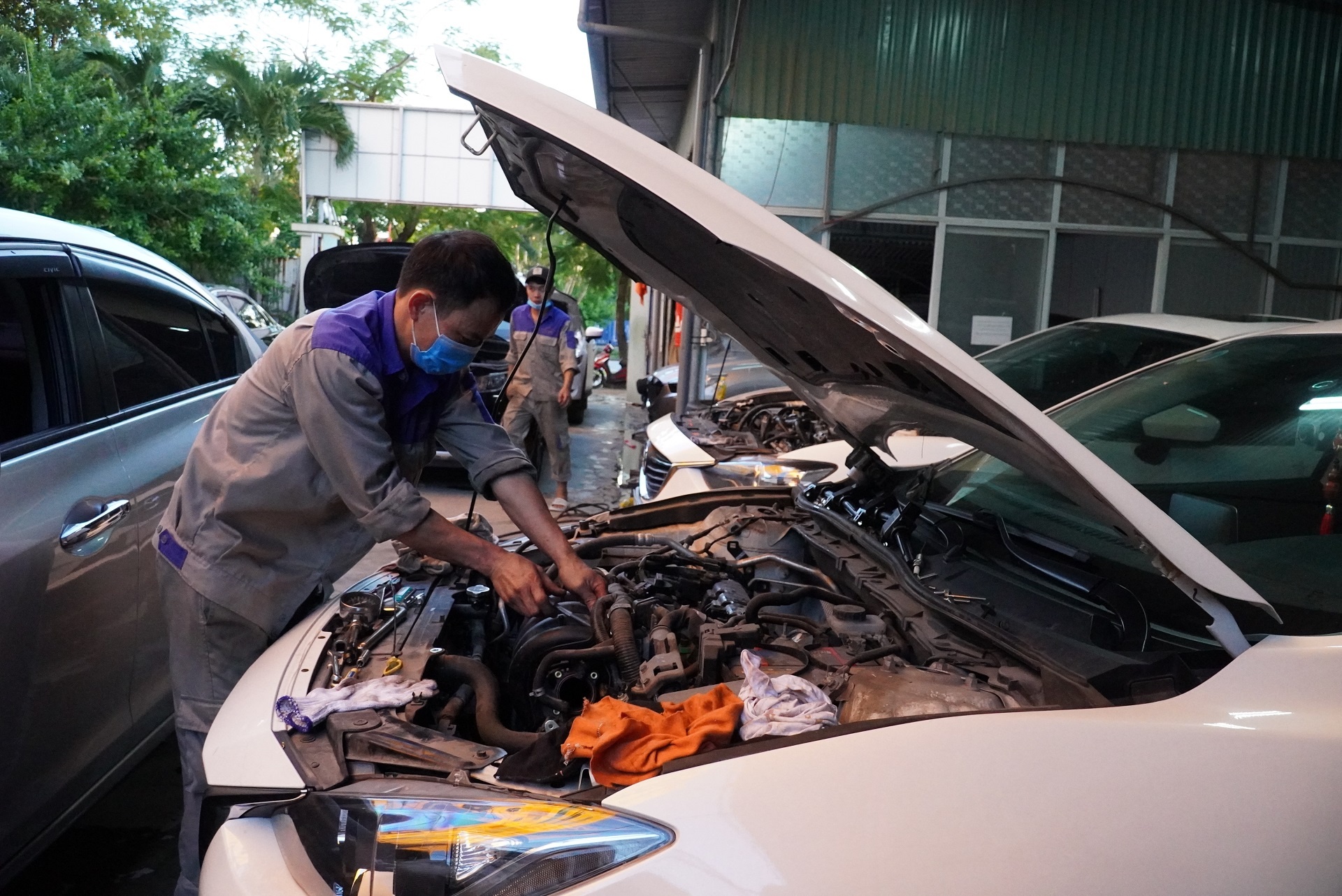 Garage o Hai Phong nhan 300 cuoc goi tu khach co oto bi ngap trong mua hinh anh