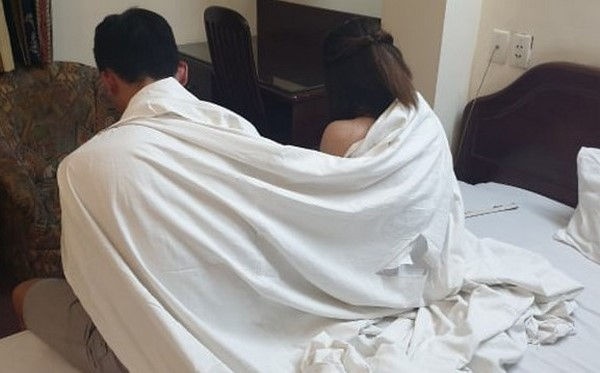 Bon co gai ban dam trong nha nghi hinh anh