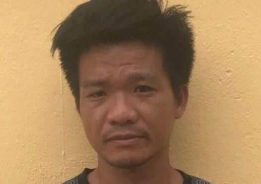 Nam thanh nien danh cong an tai chot kiem soat dich hinh anh